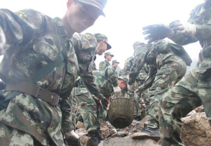 浙江丽水山体滑坡救援现场 徒手挖开生命通道