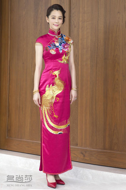 ���Ϲ���Ƥд�棬�����u���Ŵ��ɫĨ�ػ�ɴ�������������ñ�ӣ���Ƥ�ɰ����������Ψ���Ļ�ɴ�գ���غܶ�Ů���ڽ���ʱ��Ҳ�����԰ɡ�