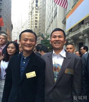 男子送每位同学iPhone6 网友:钱峰雷!中国好同学! 男子送每位同学iPhone6 网友:钱峰雷!中国好同学!