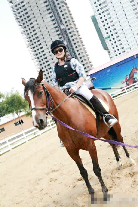 赵本山小姨子晒骑马照 身材丰满打扮洋气(图)