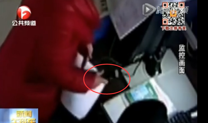 实拍女子派出所里偷警察手机 关成静音揣兜里