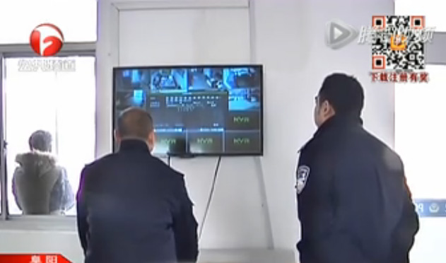 实拍女子派出所里偷警察手机 关成静音揣兜里