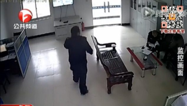 实拍女子派出所里偷警察手机 关成静音揣兜里