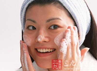 干燥紧绷保湿无效应该选择更温和的洁面产品 干燥紧绷保湿无效应该选择更温和的洁面产品
