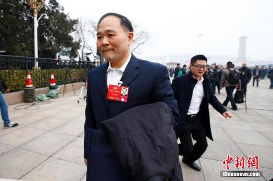 3月3日,全国政协十二届四次会议在北京人民大会堂开幕。李书福委员步入会场。中新社记者 富田 摄