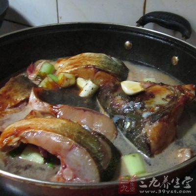 添入清水(没过鱼身)随即把白鲢鱼、木耳、精盐、白糖、醋、胡椒粉放入锅中,烧开 添入清水(没过鱼身)随即把白鲢鱼、木耳、精盐、白糖、醋、胡椒粉放入锅中,烧开