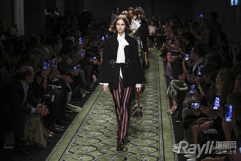 Burberry-RTW-SS17-London-5596-1474314686-bigthumb