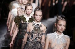 �����������ٶȳ���4.85��ŷԪ�չ��ݳ�Ʒ��Balmain Valentino�ֶ���һ���û��