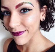 最新流行化妆技巧：我要这样把彩虹印在眉毛上