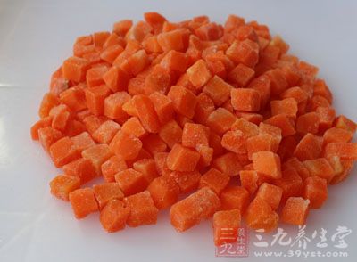 胡萝卜洗净切成小粒 胡萝卜洗净切成小粒