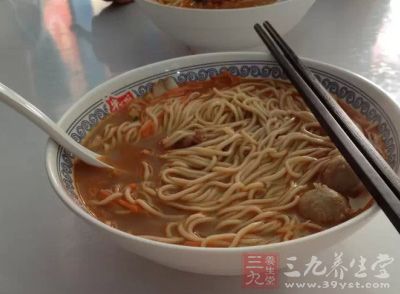 糖尿病患者的饮食应该根据病情和全天热能消耗情况来确定每日摄入的食物总热量 糖尿病患者的饮食应该根据病情和全天热能消耗情况来确定每日摄入的食物总热量