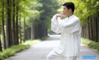练太极拳过程中,用意识放松身体并调整呼吸 练太极拳过程中,用意识放松身体并调整呼吸