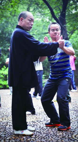 邹泽群纠正动作。陈俊筱 摄