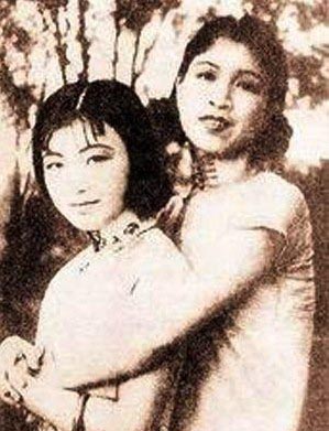 王莹与蓝苹合影