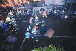 消防官兵在搜救现场