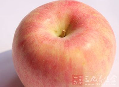 将梨子或者是苹果捣烂,调入面粉 将梨子或者是苹果捣烂,调入面粉
