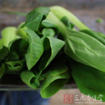白菜帮切成片状,贴于面部 白菜帮切成片状,贴于面部