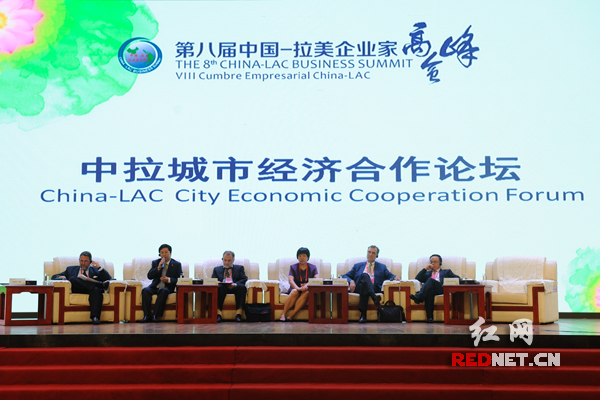12日,在第八届中国—拉美企业家高峰会中拉城市经济合作论坛上,多位嘉宾探讨“城市病”的解决之道。