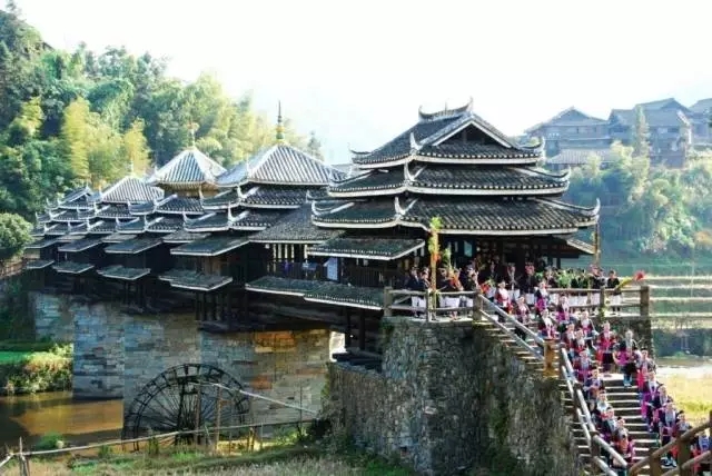 (2)去马胖鼓楼:(从桂三高速三江北收费站下)爬一爬侗家鼓楼,触摸无声的历史,和独特迷人的风土人情。